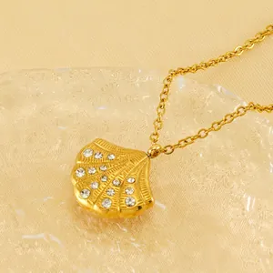 Elegant 18K gold-plated shell pendant necklace with sparkling diamonds for women