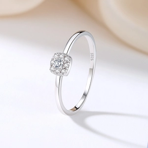 Sparkling S925 sterling silver ring with square-set cubic zirconia in a 45-degree side view