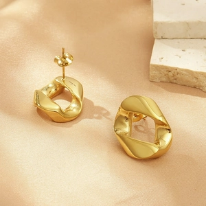 Dettaglio di orecchini a cerchio geometrici irregolari placcati in oro 18K su pietra