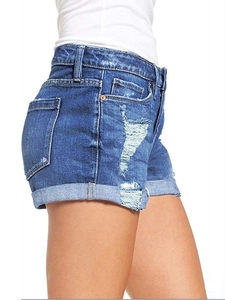 Detalle de pantalones cortos vaqueros azules de tiro alto con dobladillo y flecos