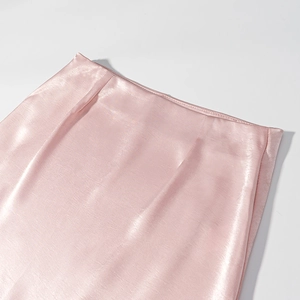 Mini-jupe élégante en satin rose avec patchwork de dentelle et plis à la taille chic