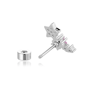 Clou d'oreille en acier titane avec zircon rose pentagramme et fermoir à vis sur blanc