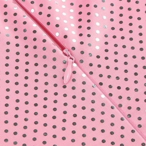 Détail du tissu rose à pois avec fermeture éclair invisible de qualité sur la robe