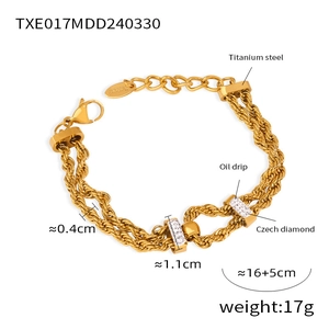 Détail du bracelet en acier titane avec breloques goutte d'huile et diamants tchèques