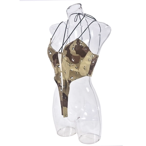 Détail d'un top bustier camouflage sexy avec bretelles licou et coutures style corset