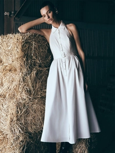 Détail de robe longue blanche dos nu avec col chemise et ceinture à boucle en coupe A-line