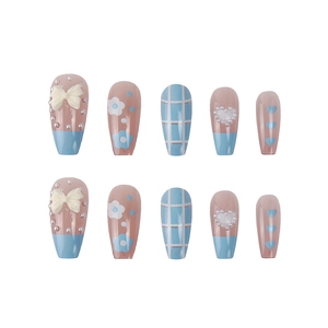 Faux ongles ballerine à carreaux bleus avec nœuds 3D, perles et motifs floraux