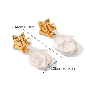 Détail de boucles d'oreilles étoile dorée avec perles baroques et dimensions indiquées