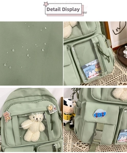 Dettaglio dello zaino scolastico in nylon impermeabile con tasche e spille a fumetti