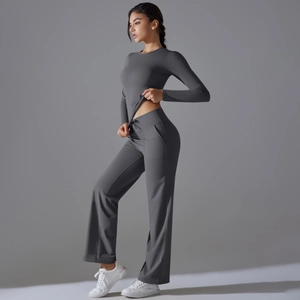 Détail du pantalon de yoga à taille haute, jambe large, cordon et poche en gris foncé