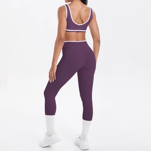 Rückansicht des lila Yoga-Sets mit U-Ausschnitt-Top und High-Waist-Leggings mit Paspelierung