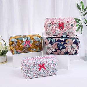 Beauty case floreali con fiocchi in quattro fantasie per organizzatore da viaggio