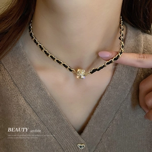 Collier chaîne en similicuir avec pendentif boule strass porté par un mannequin