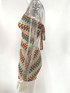 Détail du tricot au crochet ondulé bohème sur un ensemble de plage ajusté avec lacets