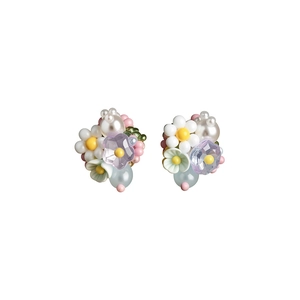 Pendientes de flores con cuentas estilo dopamina con perlas y acentos de cristal.