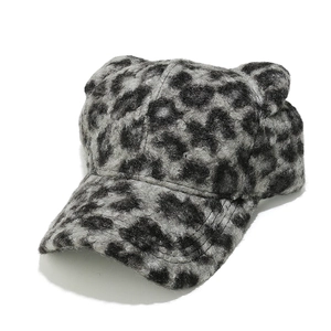 Cappellino da baseball leopardato invernale con orecchie d'orso in morbida lana d'agnello