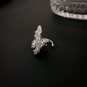 Macro di orecchino a clip a farfalla in argento con zirconi su superficie nera lucida