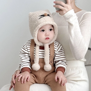 Baby-Wintermütze mit Katzenohren kombiniert mit brauner Stricklatzhose und Shirt