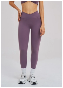 Détail du legging de yoga violet avec une taille croisée élégante et un tissu brossé doux