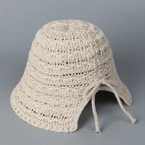 Detailansicht des atmungsaktiven Strickmusters und der Schleife am sommerlichen Sonnenhut