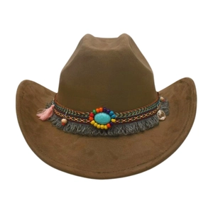 Detail eines braunen Wildleder-Cowboyhuts mit Türkisperle und Quasten am Hutband