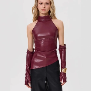 Haut licou en similicuir bordeaux avec gants longs assortis et coupe ajustée