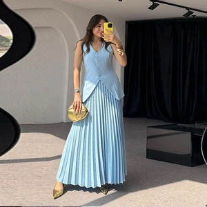 Damen Set aus hellblauer ärmelloser Weste und plissiertem Maxirock für den Sommer