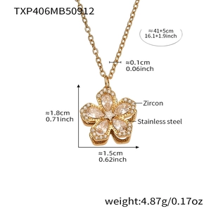 Dettaglio della collana a fiori in acciaio placcato oro 18K con zircone e misure