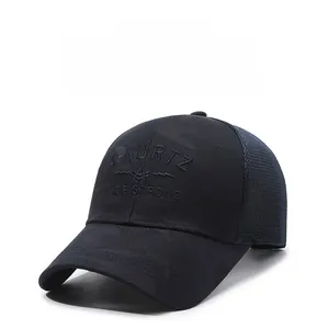 Detailansicht der A-KURTZ Stickerei und des Mesh-Gewebes der schwarzen Baseballkappe