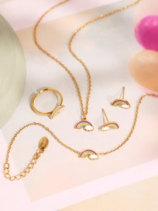 Détails d'un ensemble de bijoux dorés avec arc-en-ciel et nuages incluant collier et bague