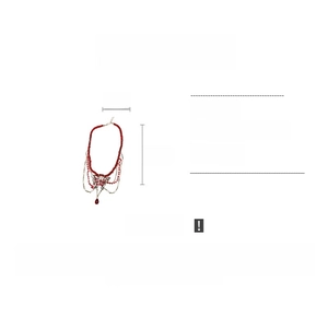 Détails de perles rouges superposées et chaîne dorée avec pendentif papillon en cristal