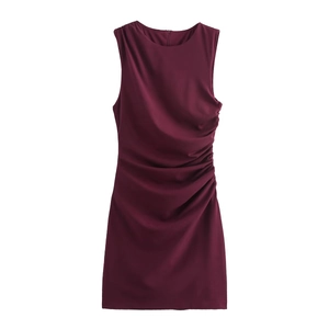 Ärmelloses Damen Satin-Minikleid in Weinrot mit U-Ausschnitt und seitlicher Raffung