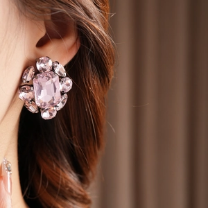 Détail d'une boucle d'oreille vintage flocon avec cristal rose et strass brillants