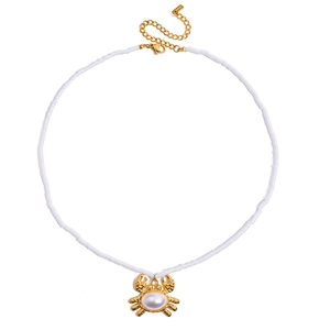 Detail der weißen Perlenkette mit 18K Gold-Krabbenanhänger und Perle in der Mitte