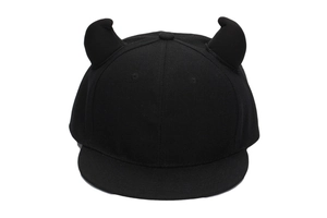 Détail des cornes de diable 3D sur une casquette de baseball hip-hop noire à bord plat