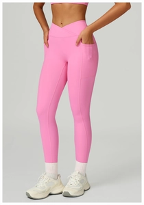 Détail du legging de yoga rose à taille haute avec taille croisée et poche latérale