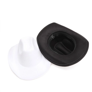 Chapeaux de cowboy noir et blanc de style rétro en feutre de polyester posés à plat