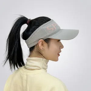 Détail d'une visière tricotée grise pour femme avec broderie SPORT rose sur le côté