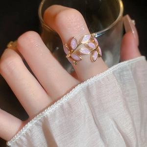 Makro-Detail des goldenen Blattrings mit lavendelfarbenem Glitzerfinish am Ringband