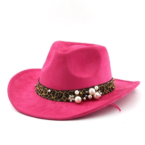 Chapeau de cowboy rose avec ruban léopard à perles et finition en feutrine