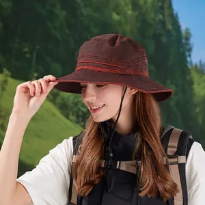 Chapeau de soleil outdoor rouge brique avec large bord, aérations latérales et cordon réglable