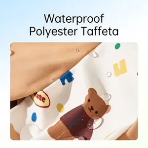 Wasserdichter Hundeoverall mit Bären-Print und sichtbarem Abperleffekt auf dem Stoff