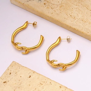 Boucles d'oreilles créoles dorées en forme de mains avec un design artistique unique