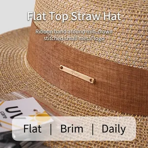 Chapeau de paille canotier minimaliste avec ruban marron et détail en métal doré