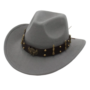 Détail d'un chapeau de cowboy gris avec ruban en cuir marron et blason d'aigle en métal