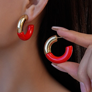 Fashionable C-shaped earrings with gold metal and red acrylic splicing design