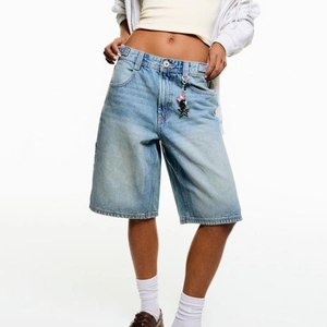 Vorderansicht hellblauer Denim-Shorts mit mittlerer Leibhöhe und lockerer Passform