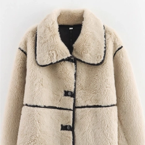 Cappotto lungo in ecopelliccia beige da donna con bordi neri e collo a revers