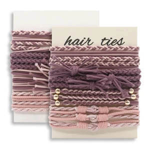 Détail d'élastiques à cheveux tressés roses et violets avec des perles dorées
