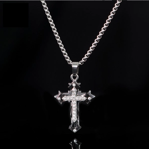 Collier croix à trois couches pour homme avec incrustations de zircons étincelants